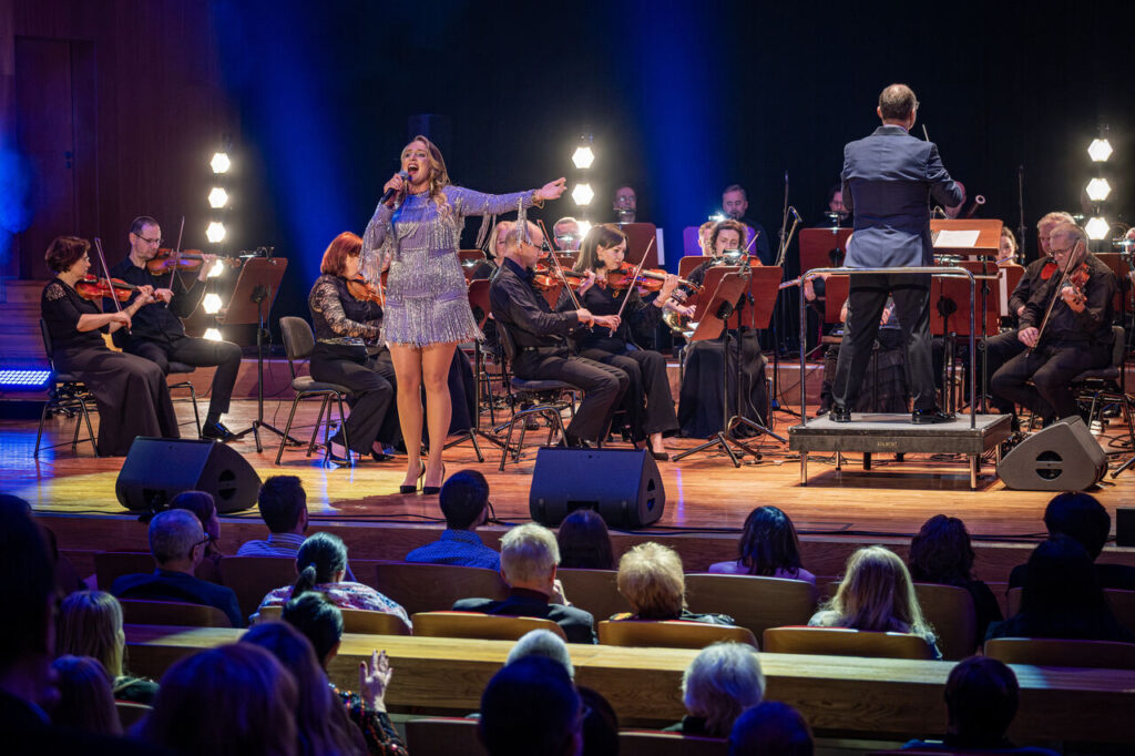 Anna Sokołowska - Alabrudzińska (wokalistka) i Orkiestra Symfoniczna Filharmonii Podkarpackiej pod batutą Mieczysława Smydy