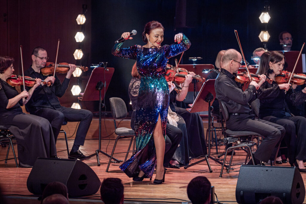 Grażyna Brodzińska (wokalistka) i Orkiestra Symfoniczna Filharmonii Podkarpackiej pod batutą Mieczysława Smydy