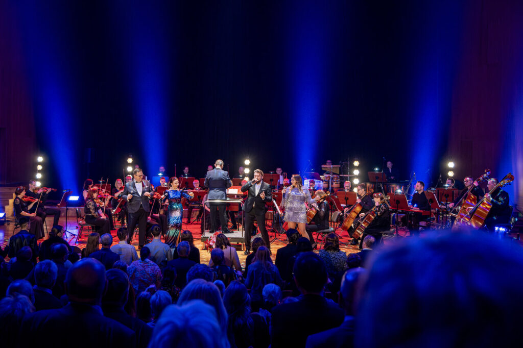 Artyści występujący w czasie koncertu walentynkowego: Łukasz Lech (konferansjer), Grażyna Brodzińska, Michał Milowicz, Anna Sokołowska - Alabrudzińska i Orkiestra Symfoniczna Filharmonii Podkarpackiej pod batutą Mieczysława Smydy