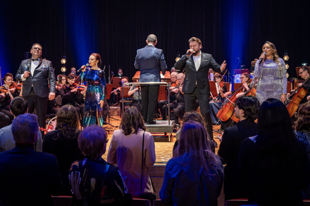 Artyści występujący w czasie koncertu walentynkowego: Łukasz Lech (konferansjer), Grażyna Brodzińska, Michał Milowicz, Anna Sokołowska - Alabrudzińska i Orkiestra Symfoniczna Filharmonii Podkarpackiej pod batutą Mieczysława Smydy
