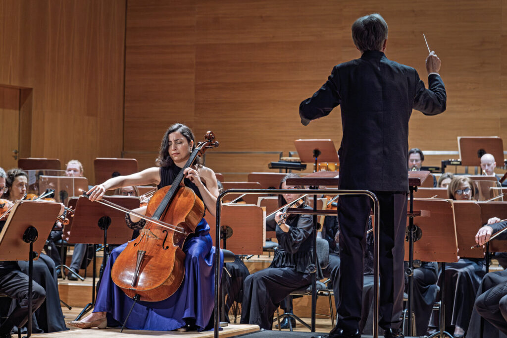 Astrig Siranossian (wiolonczela) i Orkiestra Symfoniczna Filharmonii Podkarpackiej pod batutą Pawła Przytockiego