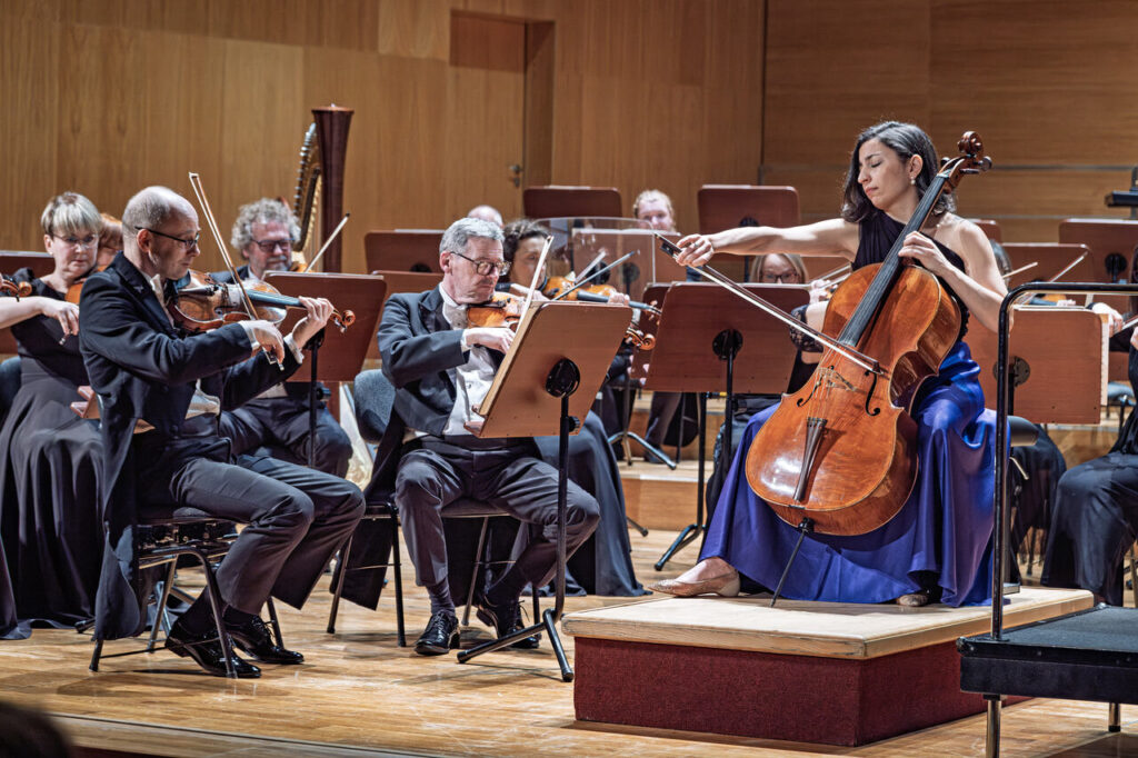 Astrig Siranossian (wiolonczela) i Orkiestra Symfoniczna Filharmonii Podkarpackiej pod batutą Pawła Przytockiego