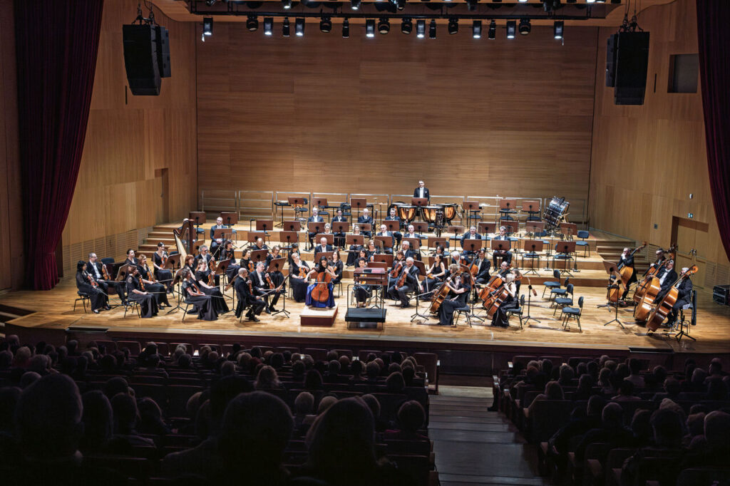 Astrig Siranossian (wiolonczela) i Orkiestra Symfoniczna Filharmonii Podkarpackiej pod batutą Pawła Przytockiego