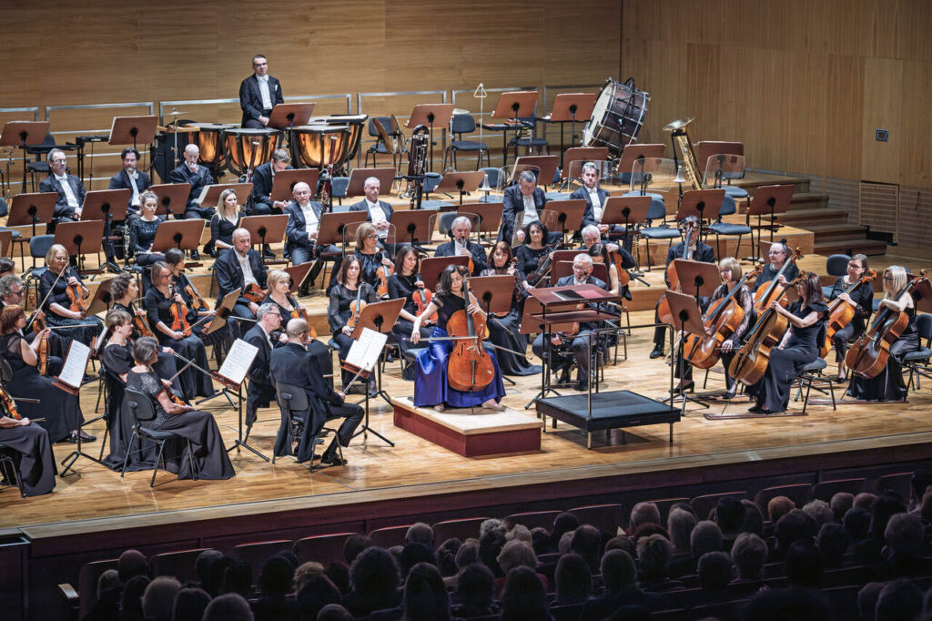 Astrig Siranossian (wiolonczela) i Orkiestra Symfoniczna Filharmonii Podkarpackiej pod batutą Pawła Przytockiego