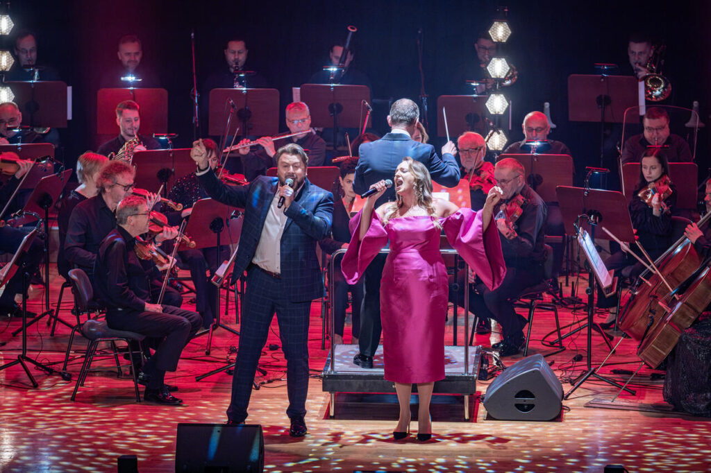 Wokaliści Michał Milowicz i Anna Sokołowska - Alabrudzińska i Orkiestra Symfoniczna Filharmonii Podkarpackiej pod batutą Mieczysława Smydy