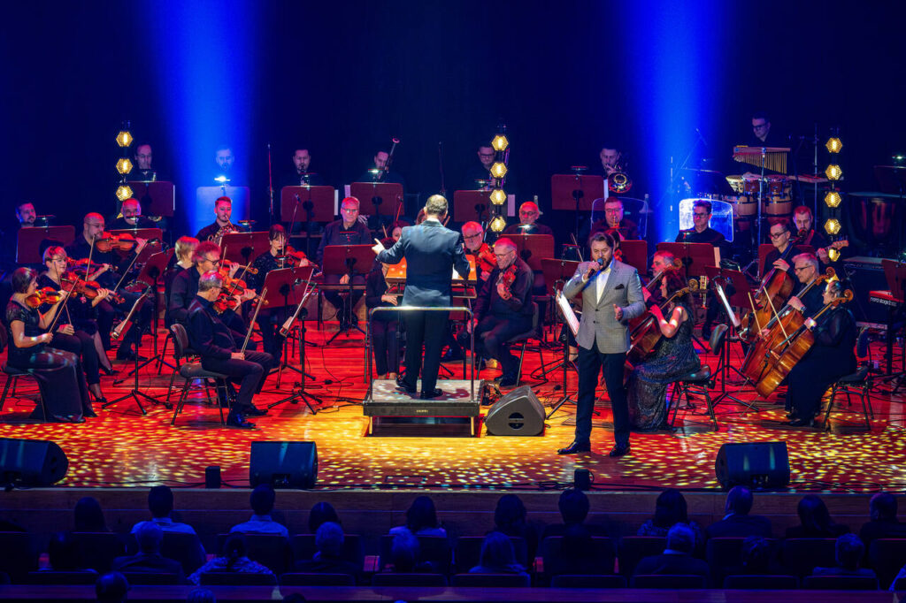 Wokalista Michał Milowicz i Orkiestra Symfoniczna Filharmonii Podkarpackiej pod batutą Mieczysława Smydy