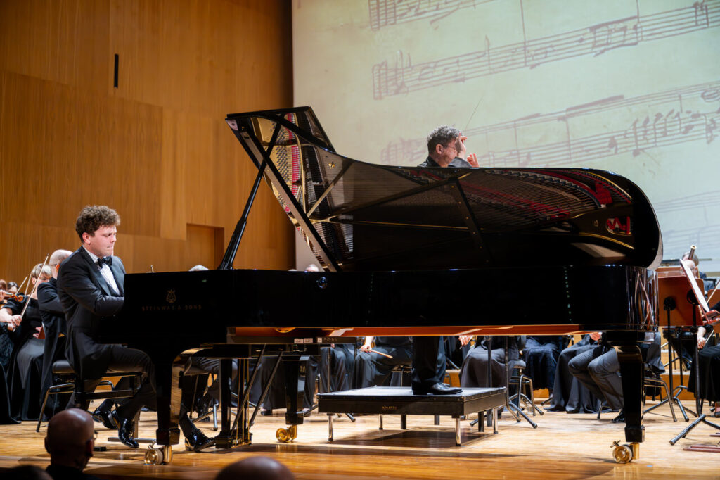 Szymon Nehring - fortepian i Orkiestra Symfoniczna Filharmonii Podkarpackiej pod batutą Noama Zura