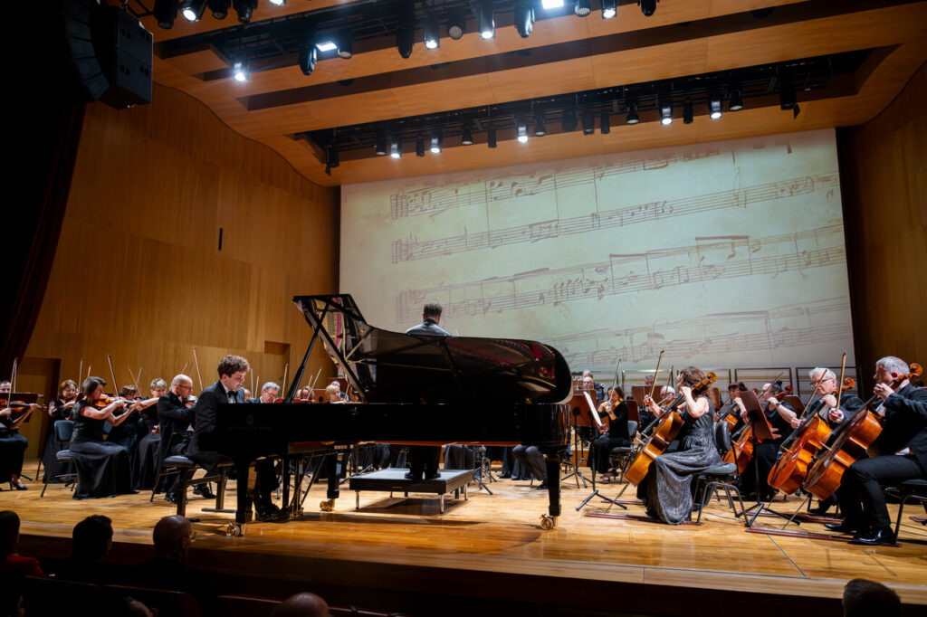 Szymon Nehring - fortepian i Orkiestra Symfoniczna Filharmonii Podkarpackiej pod batutą Noama Zura