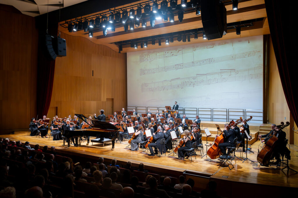 Szymon Nehring - fortepian i Orkiestra Symfoniczna Filharmonii Podkarpackiej pod batutą Noama Zura