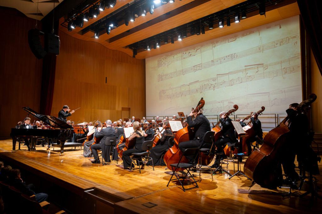 Szymon Nehring - fortepian i Orkiestra Symfoniczna Filharmonii Podkarpackiej pod batutą Noama Zura