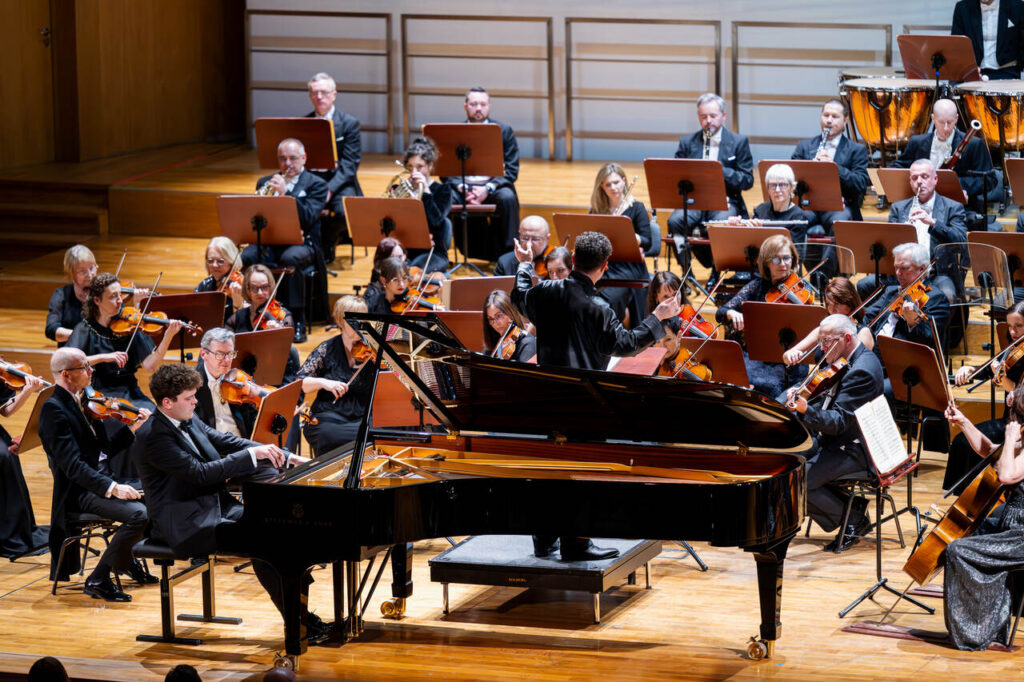 Szymon Nehring - fortepian i Orkiestra Symfoniczna Filharmonii Podkarpackiej pod batutą Noama Zura