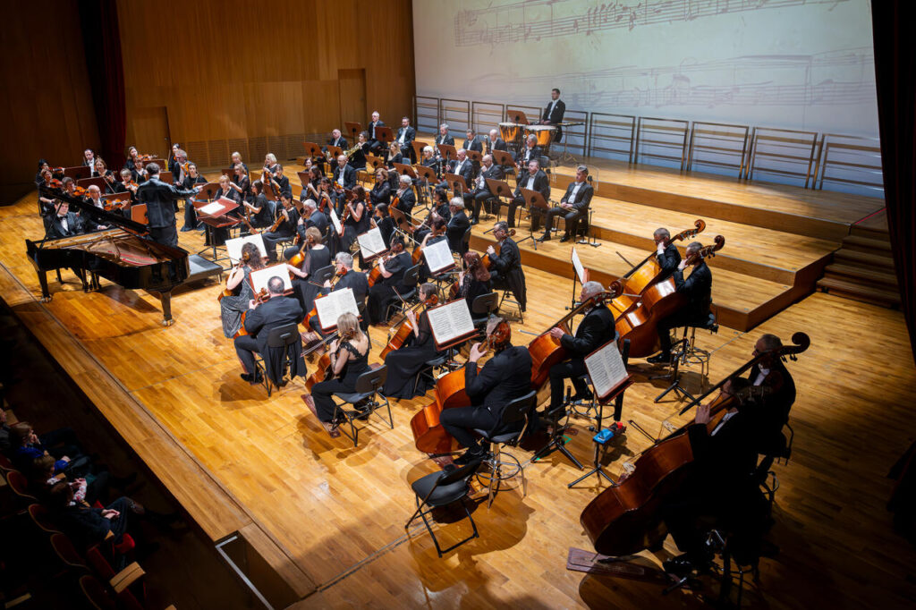Szymon Nehring - fortepian i Orkiestra Symfoniczna Filharmonii Podkarpackiej pod batutą Noama Zura