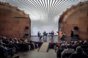 Anna Wiślińska (słowo o programie) i Zespół Arso Ensemble w czasie koncertu kameralnego, pamięci Świętego Jana Pawła II