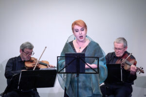 Katarzyna Oleś - Blacha (sopran) i Zespół Arso Ensemble w czasie koncertu kameralnego, pamięci Świętego Jana Pawła II