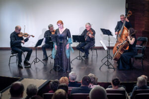 Katarzyna Oleś - Blacha (sopran) i Zespół Arso Ensemble w czasie koncertu kameralnego, pamięci Świętego Jana Pawła II