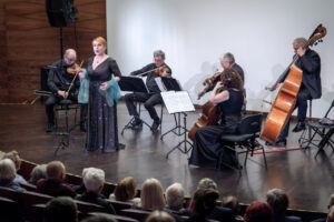 Katarzyna Oleś - Blacha (sopran) i Zespół Arso Ensemble w czasie koncertu kameralnego, pamięci Świętego Jana Pawła II