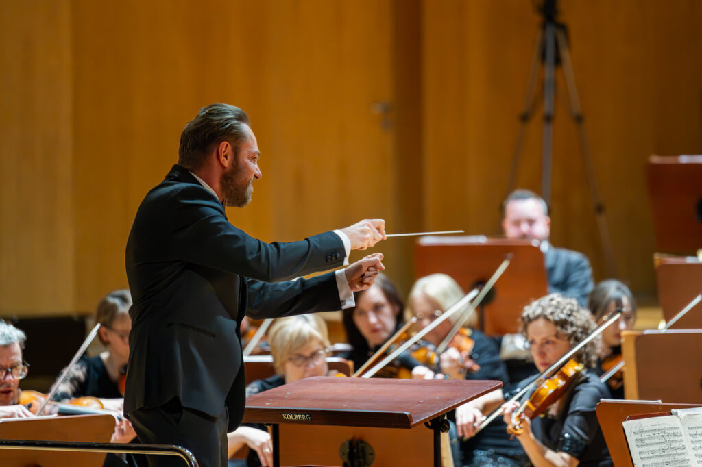 Orkiestra Symfoniczna Filharmonii Podkarpackiej pod batutą Piotra Kościka, w czasie koncertu symfonicznego