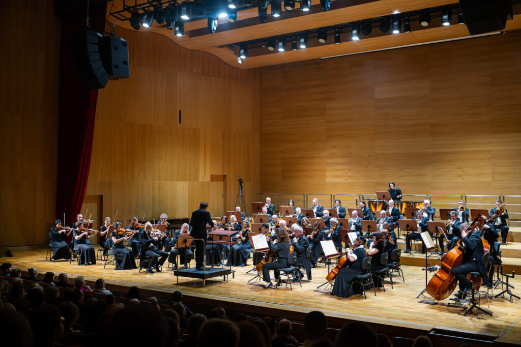 Orkiestra Symfoniczna Filharmonii Podkarpackiej pod batutą Piotra Kościka, w czasie koncertu symfonicznego