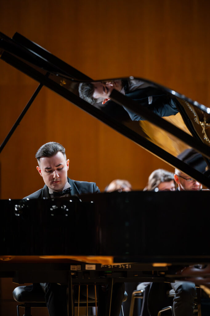 Dominik Gilewski (fortepian) i Orkiestra Symfoniczna Filharmonii Podkarpackiej pod batutą Piotra Kościka, w czasie koncertu symfonicznego