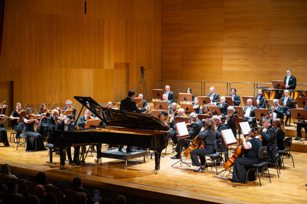 Dominik Gilewski (fortepian) i Orkiestra Symfoniczna Filharmonii Podkarpackiej pod batutą Piotra Kościka, w czasie koncertu symfonicznego