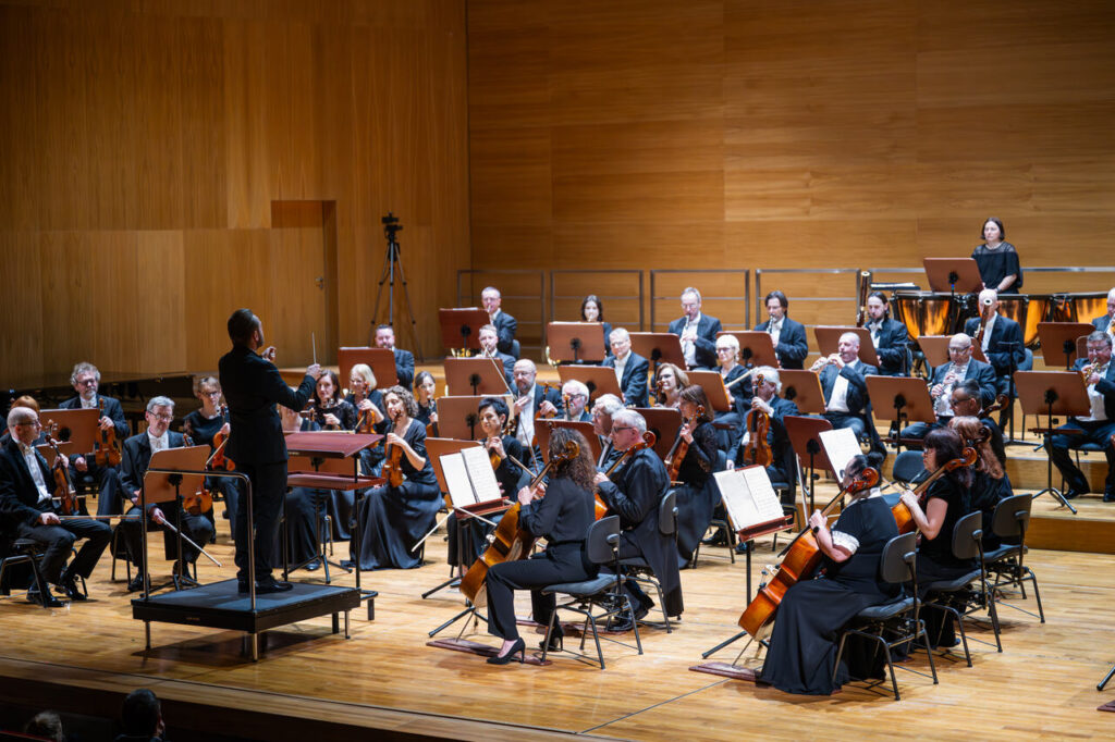 Orkiestra Symfoniczna Filharmonii Podkarpackiej pod batutą Piotra Kościka, w czasie koncertu symfonicznego