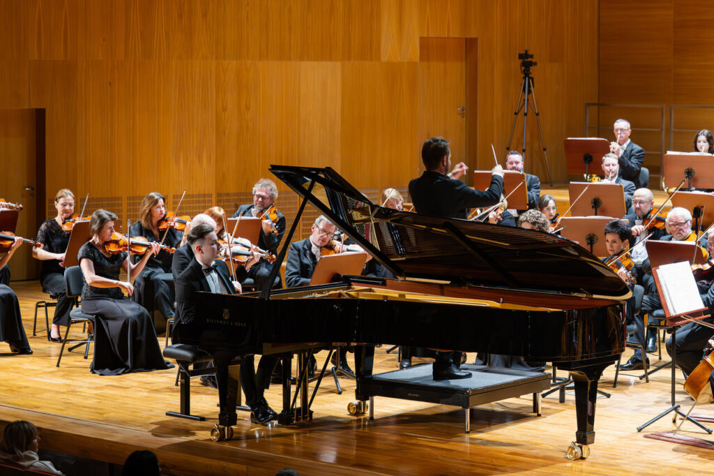 Dominik Gilewski (fortepian) i Orkiestra Symfoniczna Filharmonii Podkarpackiej pod batutą Piotra Kościka, w czasie koncertu symfonicznego