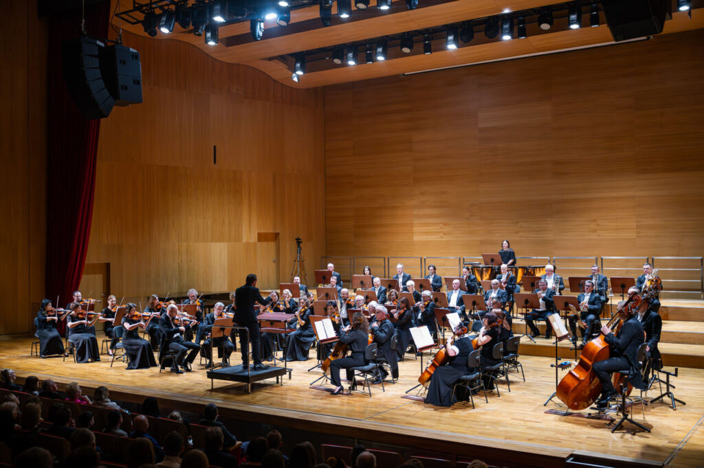 Orkiestra Symfoniczna Filharmonii Podkarpackiej pod batutą Piotra Kościka, w czasie koncertu symfonicznego