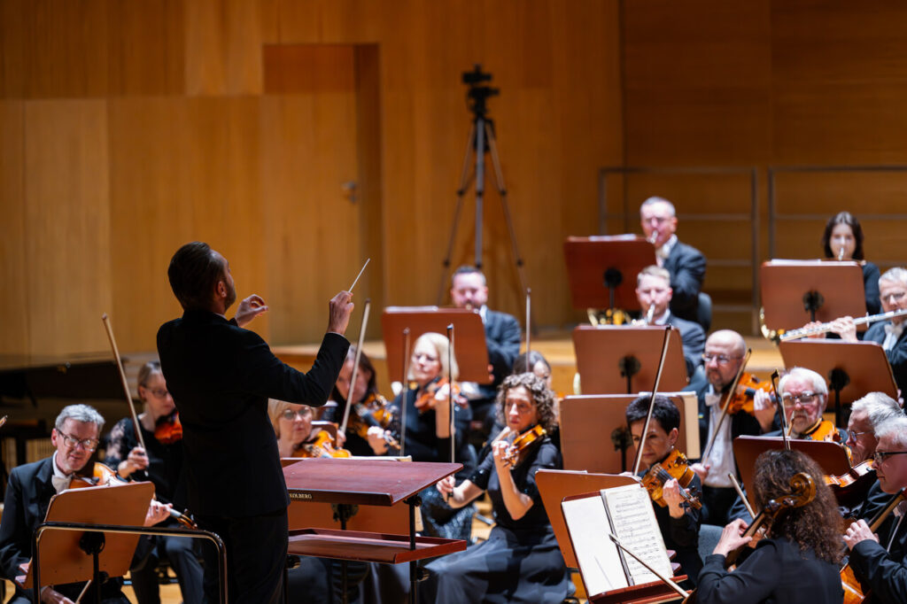 Orkiestra Symfoniczna Filharmonii Podkarpackiej pod batutą Piotra Kościka, w czasie koncertu symfonicznego