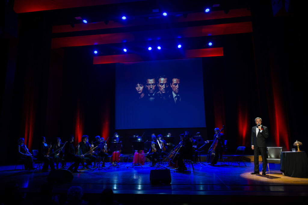 Piotr Polk i Ursynowska Orkiestra Kameralna w czasie koncertu muzyki filmowej