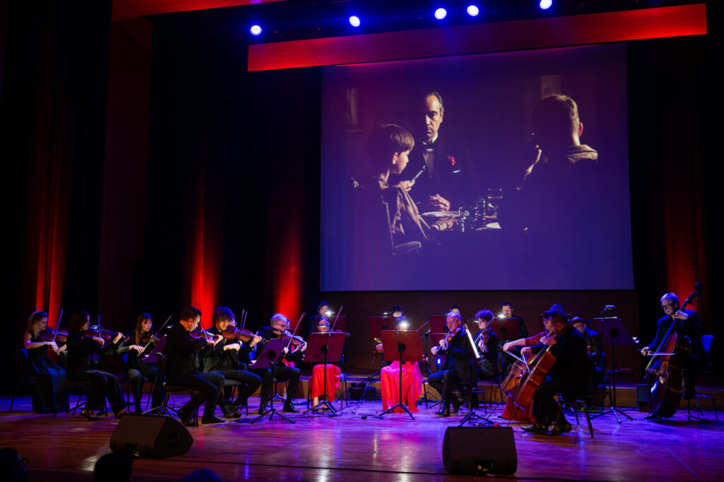 Ursynowska Orkiestra Kameralna w czasie koncertu muzyki filmowej