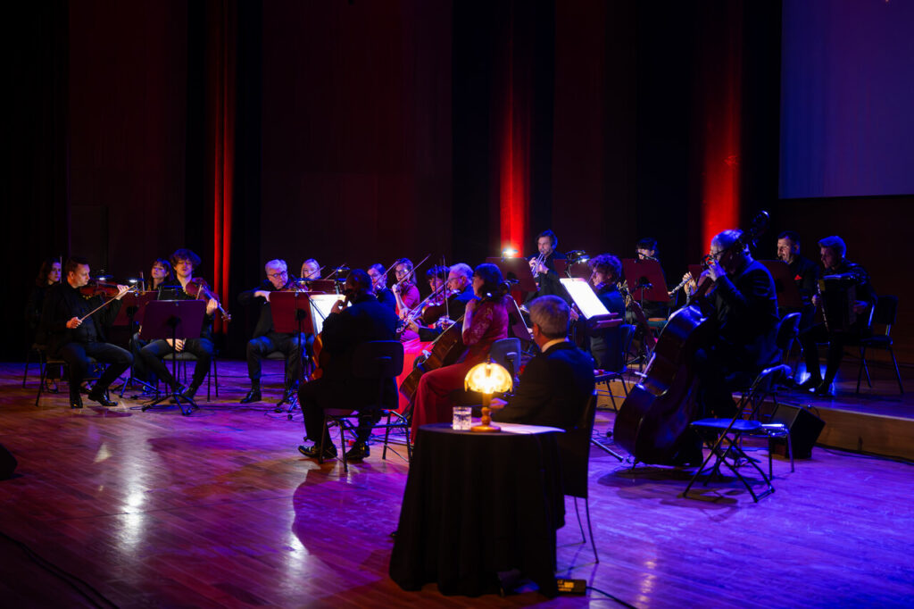 Ursynowska Orkiestra Kameralna w czasie koncertu muzyki filmowej