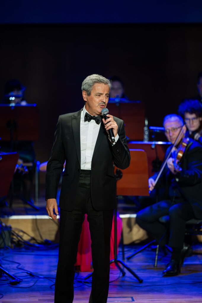 Piotr Polk i Ursynowska Orkiestra Kameralna w czasie koncertu muzyki filmowej