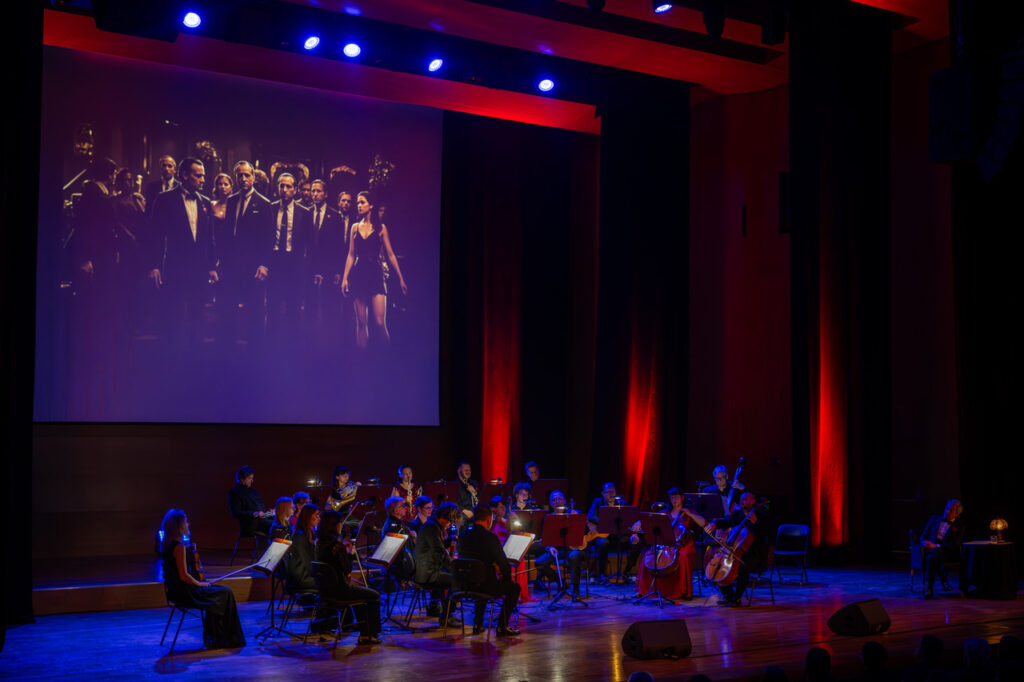 Ursynowska Orkiestra Kameralna w czasie koncertu muzyki filmowej