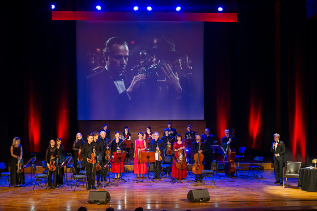 Ursynowska Orkiestra Kameralna w czasie koncertu muzyki filmowej