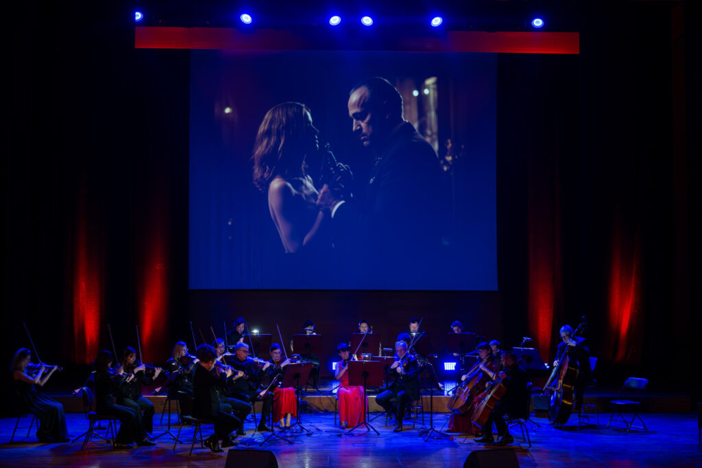 Ursynowska Orkiestra Kameralna w czasie koncertu muzyki filmowej