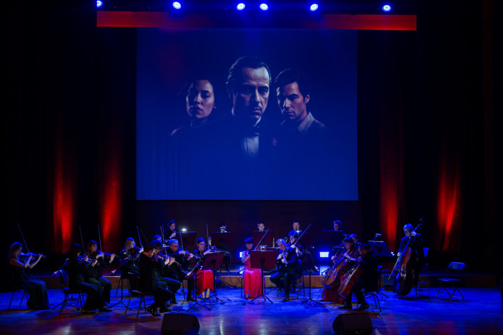 Ursynowska Orkiestra Kameralna w czasie koncertu muzyki filmowej