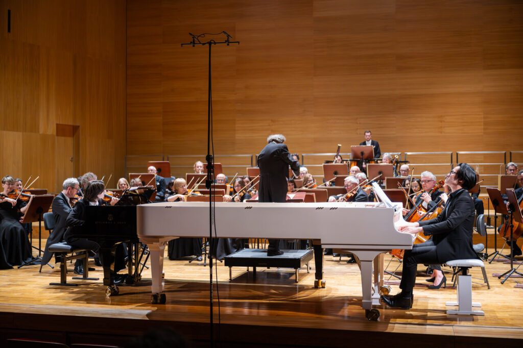 Le Quang Sinh oraz Weronika Gardziel - fortepian oraz Orkiestra Symfoniczna Filharmonii Podkarpackiej pod batutą Rafała Jacka Delekta, w czasie koncertu symfonicznego