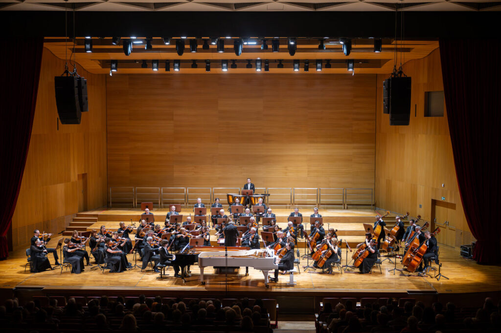 Le Quang Sinh oraz Weronika Gardziel - fortepian oraz Orkiestra Symfoniczna Filharmonii Podkarpackiej pod batutą Rafała Jacka Delekta, w czasie koncertu symfonicznego