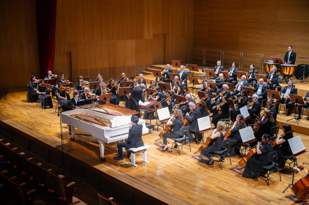 Le Quang Sinh oraz Weronika Gardziel - fortepian oraz Orkiestra Symfoniczna Filharmonii Podkarpackiej pod batutą Rafała Jacka Delekta, w czasie koncertu symfonicznego