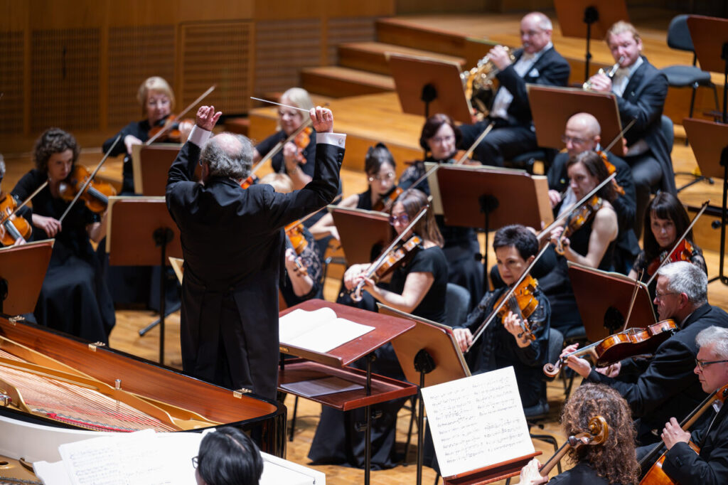 Le Quang Sinh oraz Weronika Gardziel - fortepian oraz Orkiestra Symfoniczna Filharmonii Podkarpackiej pod batutą Rafała Jacka Delekta, w czasie koncertu symfonicznego