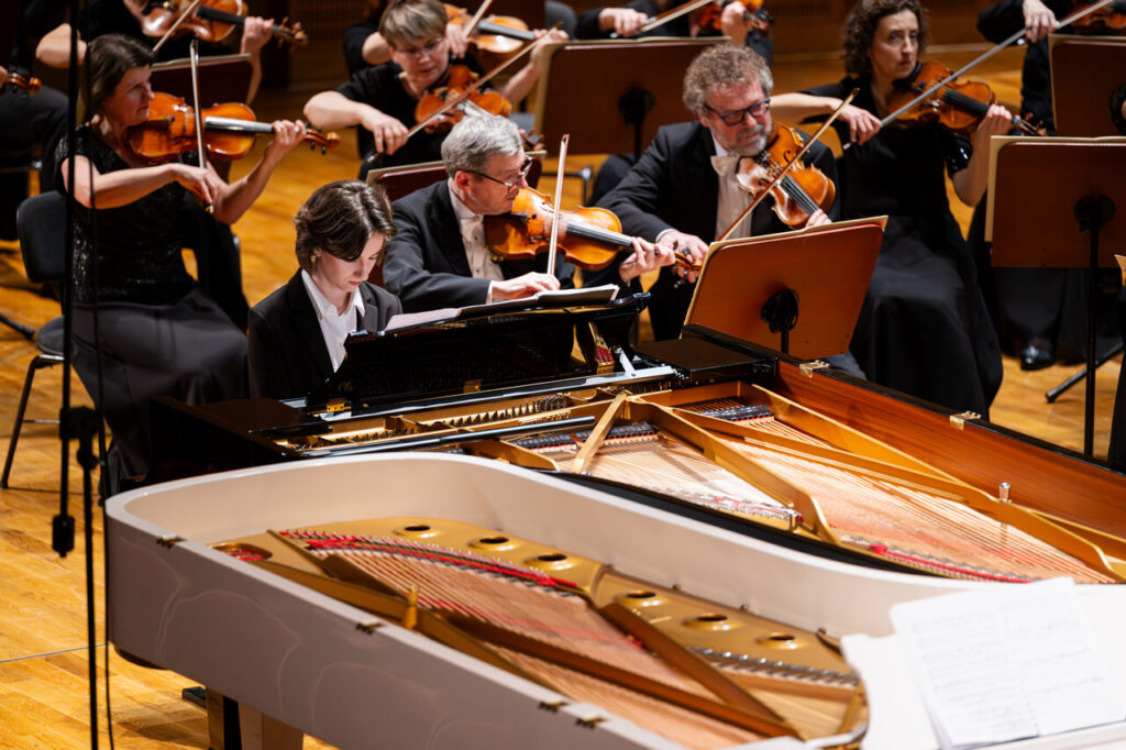 Weronika Gardziel - fortepian oraz Orkiestra Symfoniczna Filharmonii Podkarpackiej pod batutą Rafała Jacka Delekta, w czasie koncertu symfonicznego