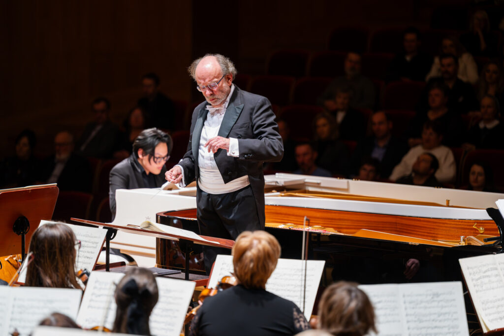 Le Quang Sinh oraz Weronika Gardziel - fortepian oraz Orkiestra Symfoniczna Filharmonii Podkarpackiej pod batutą Rafała Jacka Delekta, w czasie koncertu symfonicznego