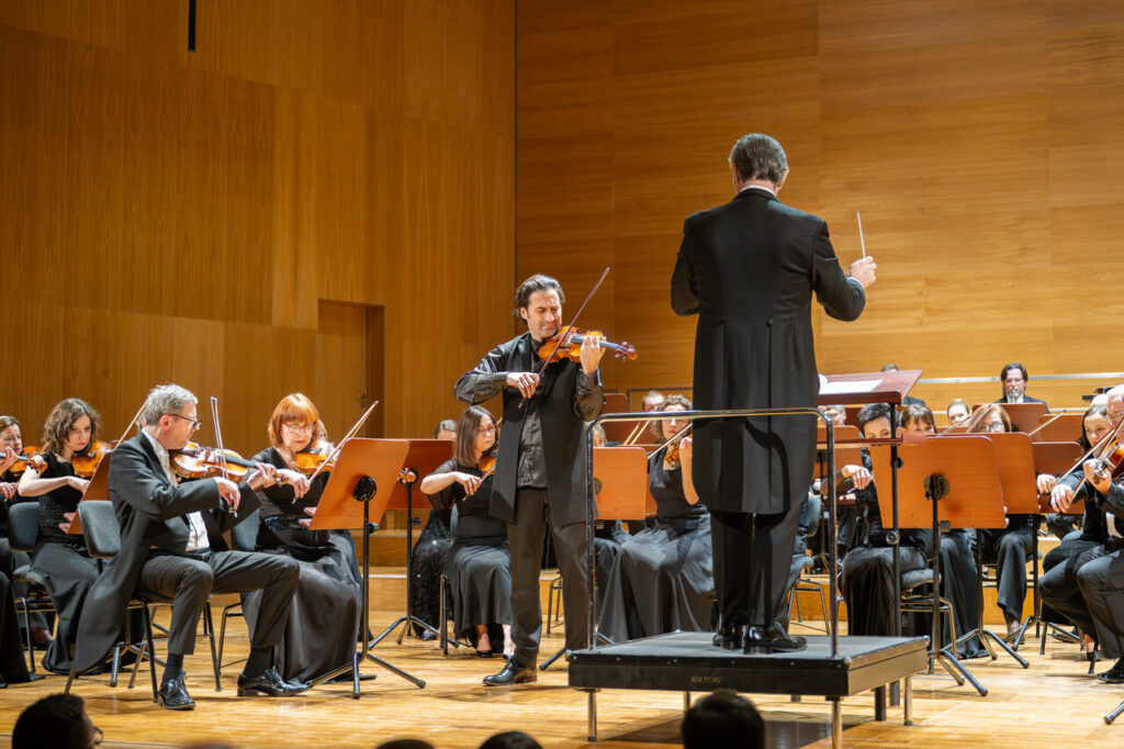 Philippe Quint (skrzypce) i Orkiestra Symfoniczna Filharmonii Podkarpackiej pod batutą Davida Gimeneza, w czasie koncertu symfonicznego