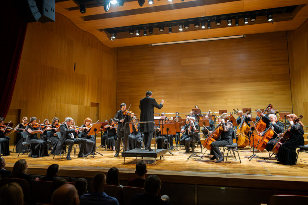 Philippe Quint (skrzypce) i Orkiestra Symfoniczna Filharmonii Podkarpackiej pod batutą Davida Gimeneza, w czasie koncertu symfonicznego