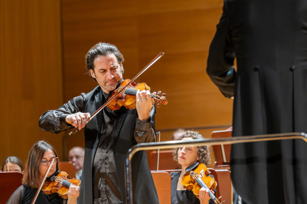 Philippe Quint (skrzypce) i Orkiestra Symfoniczna Filharmonii Podkarpackiej pod batutą Davida Gimeneza, w czasie koncertu symfonicznego
