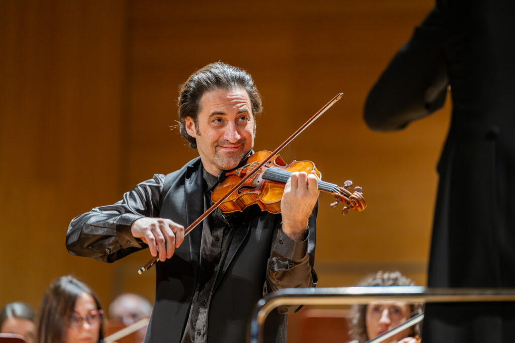 Philippe Quint (skrzypce) i Orkiestra Symfoniczna Filharmonii Podkarpackiej pod batutą Davida Gimeneza, w czasie koncertu symfonicznego