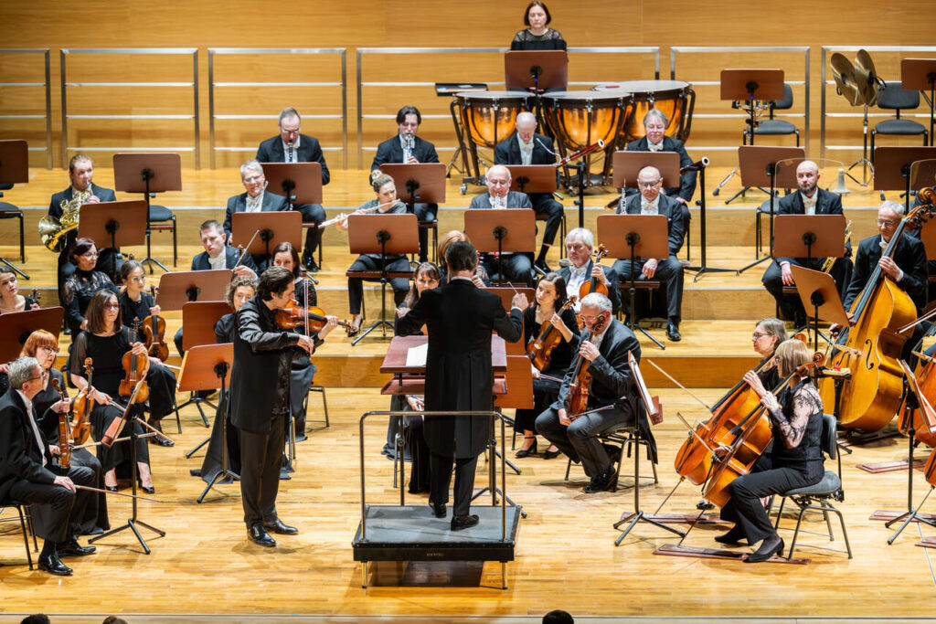 Philippe Quint (skrzypce) i Orkiestra Symfoniczna Filharmonii Podkarpackiej pod batutą Davida Gimeneza, w czasie koncertu symfonicznego