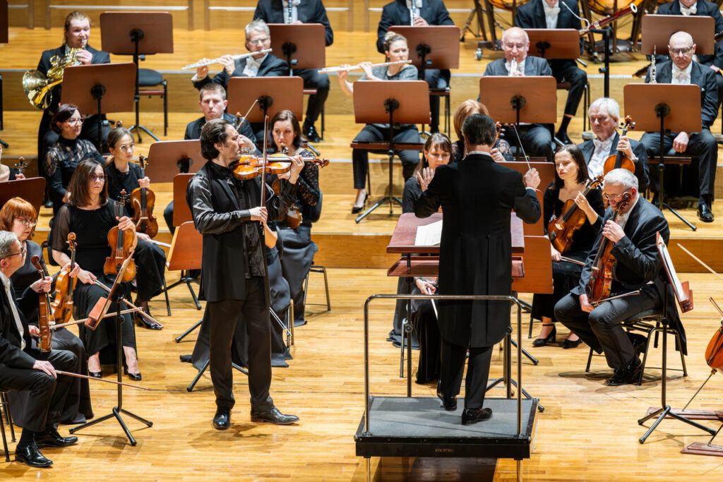 Philippe Quint (skrzypce) i Orkiestra Symfoniczna Filharmonii Podkarpackiej pod batutą Davida Gimeneza, w czasie koncertu symfonicznego