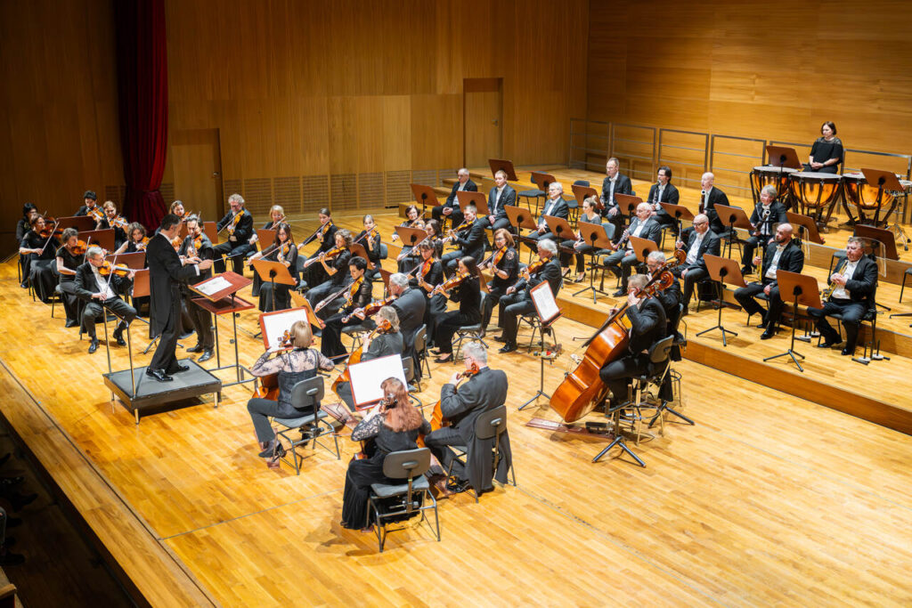 Orkiestra Symfoniczna Filharmonii Podkarpackiej pod batutą Davida Gimeneza, w czasie koncertu symfonicznego