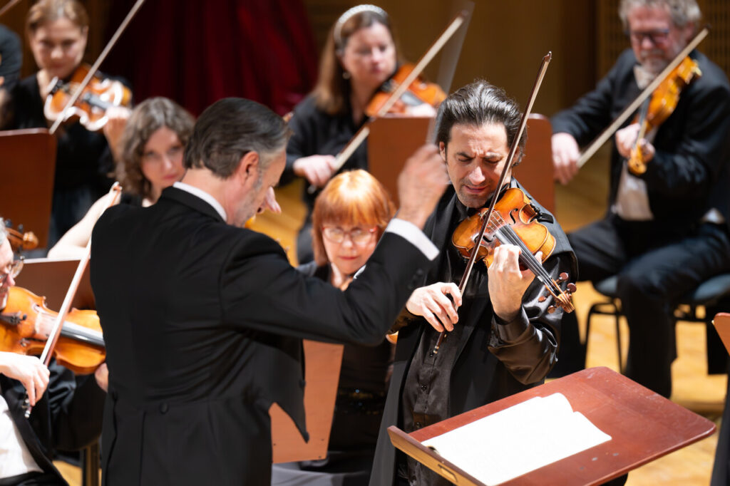 Philippe Quint (skrzypce) i Orkiestra Symfoniczna Filharmonii Podkarpackiej pod batutą Davida Gimeneza, w czasie koncertu symfonicznego